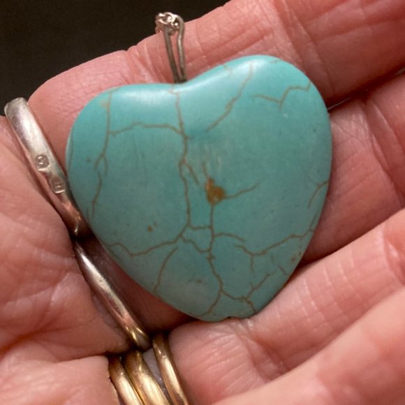 Natural turquoise heart pendant on fine sterling chain - Picture 2 of 3